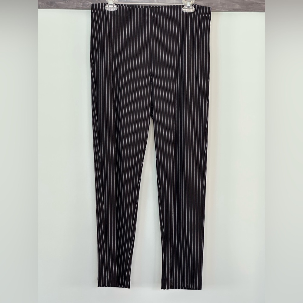Karen Kane, size large slim leg ankle pants. Stretchy fabric & slimming design!